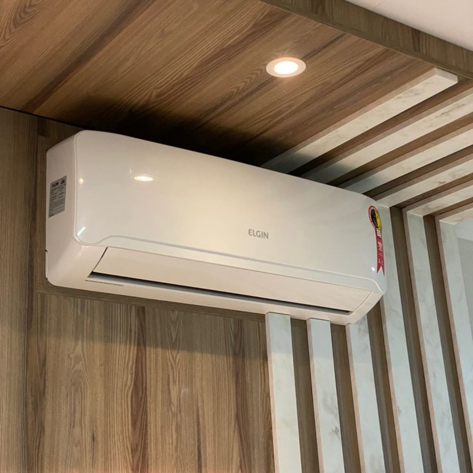 Split Elgin em painel ripado